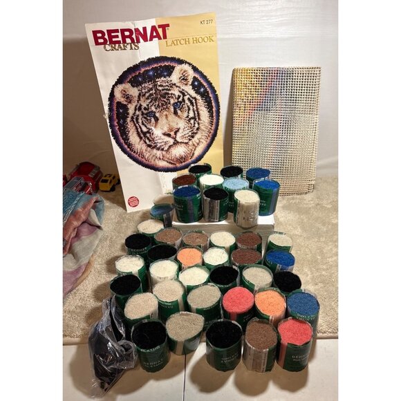 Bernat Crafts Tiger Latch Hook Kit 32" Round Pre-Printed Canvas & Yarn Celestial - Picture 3 of 6